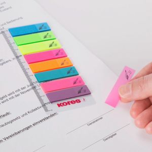 Blok zastavice samoljepljive 12 x 45 mm 25 zastavica 8 neonskih boja Kores; znak za potpis